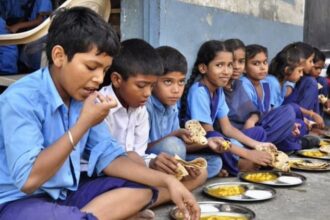 Karnataka: - Karnataka: बीदर के सरकारी स्कूल में मिड-डे मील खाने के बाद 45 से अधिक बच्चे बीमार, सभी अस्पताल में भर्ती