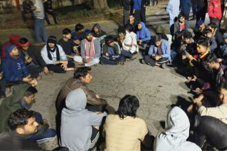 बीएचयू - बीएचयू में बवाल: छात्र की तलाश में पीएसी के साथ हॉस्टल में घुसी पुलिस, 150 छात्र मौन धरने पर बैठे