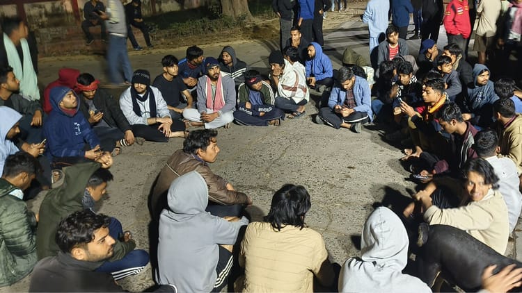 बीएचयू - बीएचयू में बवाल: छात्र की तलाश में पीएसी के साथ हॉस्टल में घुसी पुलिस, 150 छात्र मौन धरने पर बैठे