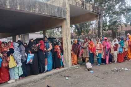 Lakhimpur - Lakhimpur Kheri News: कड़ाके की ठंड में आधार के लिए अग्निपरीक्षा