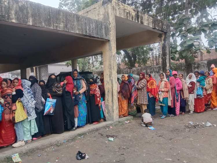 Lakhimpur - Lakhimpur Kheri News: कड़ाके की ठंड में आधार के लिए अग्निपरीक्षा