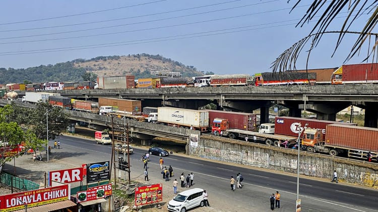 Traffic - Traffic Jam: मुंबई-पुणे एक्सप्रेसवे पर लगा 25 किमी लंबा जाम, हजारों लोग फंसे; दुर्घटनाग्रस्त हुआ था गैस टैंकर