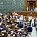 लोकसभा - लोकसभा में क्यों टला पीएम मोदी का संबोधन?: ट्रेजरी बेंच के पास बैनर लेकर पहुंचीं महिला सांसद, भाजपा का दावा