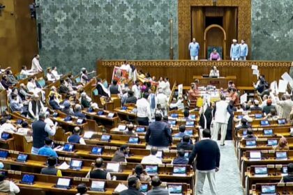 लोकसभा - लोकसभा में क्यों टला पीएम मोदी का संबोधन?: ट्रेजरी बेंच के पास बैनर लेकर पहुंचीं महिला सांसद, भाजपा का दावा