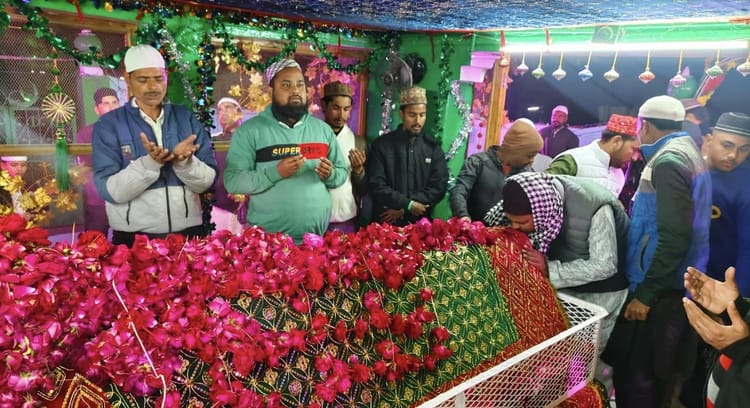 Lakhimpur - Lakhimpur Kheri News: इबादत और रोशनी से सजी शब-ए-बरात