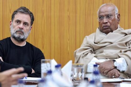 Politics: - Politics: खरगे और राहुल गांधी की कांग्रेस की बंगाल इकाई के नेताओं के साथ बैठक, आगामी विधानसभा चुनाव पर चर्चा