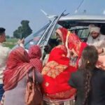 UP: बदायूं - UP: बदायूं में दुल्हन को लेकर हेलीकॉप्टर से गांव पहुंचा इंजीनियर दूल्हा, देखने के लिए ग्रामीणों की उमड़ी भीड़