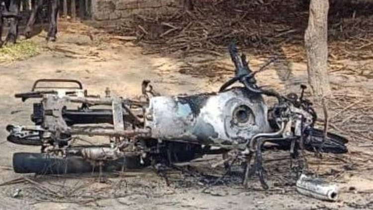 UP News: - UP News: भतीजे ने बाइक पर लगा दी आग, डांटा तो सिर पर हथौड़ी से वार करके ताऊ की कर दी हत्या