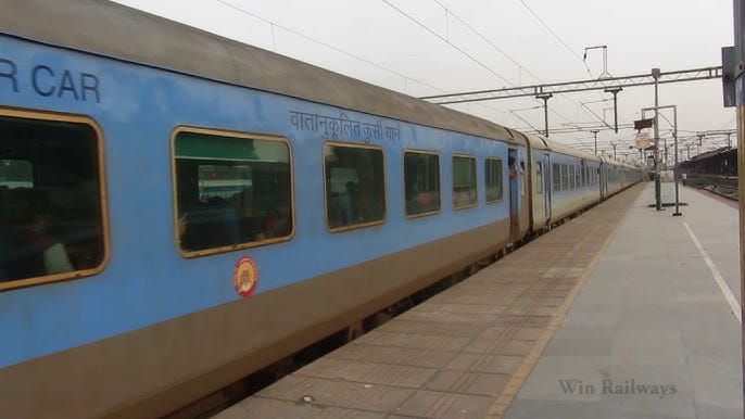 यूपी: - यूपी: शताब्दी ट्रेन से हटाया जा सकता है डायनेमिक फेयर सिस्टम, रेलवे कर रहा है मंथन; इतना घटेगा किराया
