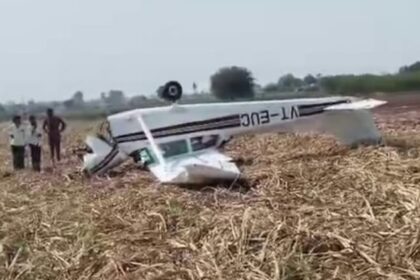 कर्नाटक: - कर्नाटक: विजयपुरा में प्राइवेट मिनी विमान क्रैश, पायलट समेत दो लोग सुरक्षित