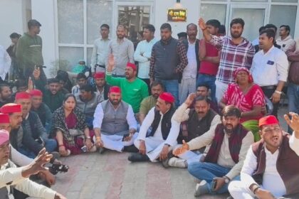 Lucknow - Lucknow News: पार्षद ममता रावत ने समर्थकों संग घेरा थाना, बोलीं- गाली देने वाले विधायक बेदीराम पर दर्ज हो FIR