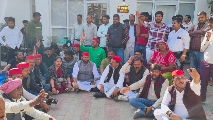 Lucknow - Lucknow News: पार्षद ममता रावत ने समर्थकों संग घेरा थाना, बोलीं- गाली देने वाले विधायक बेदीराम पर दर्ज हो FIR