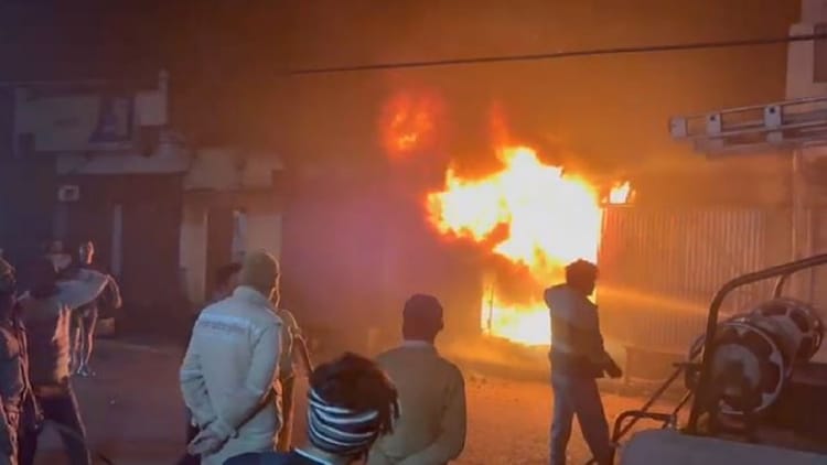Lakhimpur - Lakhimpur Kheri: इमली चौराहे पर प्लास्टिक की दुकान में लगी भीषण आग, मची अफरातफरी