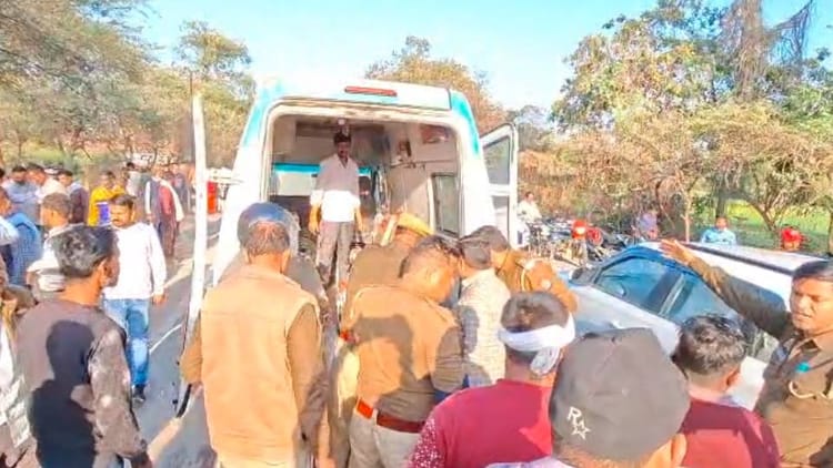 Raebareli - Raebareli News: बाइकों में आमने-सामने भिड़ंत, दो की मौत... दो की हालत नाजुक; ई-रिक्शा को बचाने में हुआ हादसा