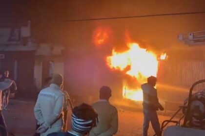 Lakhimpur - Lakhimpur Kheri: इमली चौराहे पर प्लास्टिक की दुकान में लगी भीषण आग, मची अफरातफरी