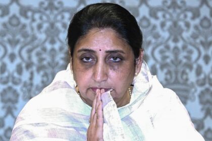 NCP Merger: - NCP Merger: शरद और सुप्रिया की आतुरता के बीच सुनेत्रा ने साधी चुप्पी, अधर में लटका एनसीपी विलय का मामला