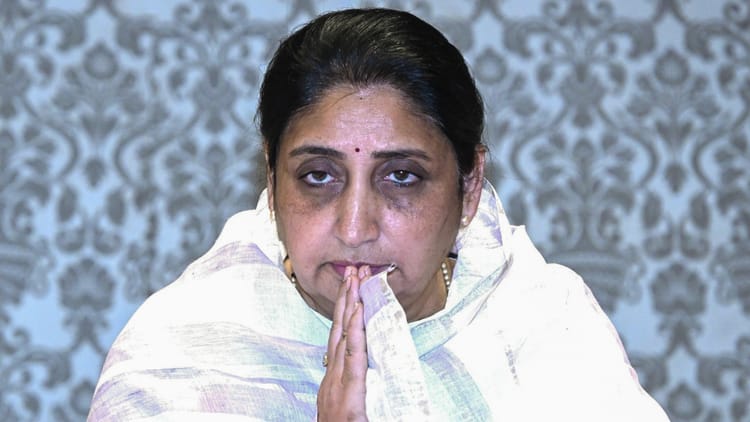 NCP Merger: - NCP Merger: शरद और सुप्रिया की आतुरता के बीच सुनेत्रा ने साधी चुप्पी, अधर में लटका एनसीपी विलय का मामला