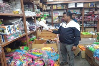 Holi: - Holi: रंगों के त्योहार पर पड़ा करेंसी का असर, चीनी मुद्रा बदली तो बढ़ गए होली के उत्पादों के दाम