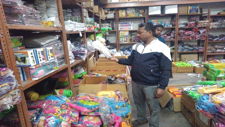 Holi: - Holi: रंगों के त्योहार पर पड़ा करेंसी का असर, चीनी मुद्रा बदली तो बढ़ गए होली के उत्पादों के दाम