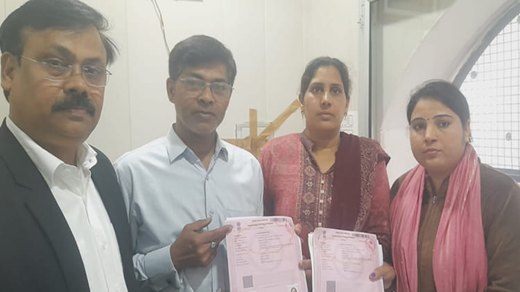 Kanpur: - Kanpur: सात साल पहले पुलवामा हमले के शहीदों की पत्नियों को मिली जमीन तो छलक पड़े आंसू