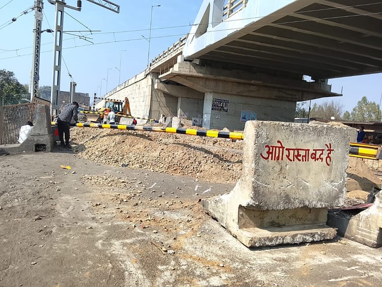 Lakhimpur - Lakhimpur Kheri News: फरधान में ओवरब्रिज के नीचे रेलवे क्रॉसिंग का रास्ता बंद