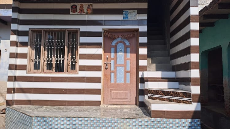 बालक - बालक की मौत पर बवाल: मुरसान में थाने पर पथराव के बाद पुलिस का खौफ, घरों पर ताले लगाकर भागे लोग