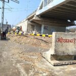 Lakhimpur - Lakhimpur Kheri News: फरधान में ओवरब्रिज के नीचे रेलवे क्रॉसिंग का रास्ता बंद