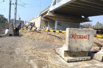 Lakhimpur - Lakhimpur Kheri News: फरधान में ओवरब्रिज के नीचे रेलवे क्रॉसिंग का रास्ता बंद