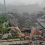 लखीमपुर - लखीमपुर खीरी: पिलर टूटने से टीनशेड सहित दीवार ढही, महिला की मौत; बुजुर्ग दंपति और दो मासूम दबकर घायल