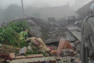 लखीमपुर - लखीमपुर खीरी: पिलर टूटने से टीनशेड सहित दीवार ढही, महिला की मौत; बुजुर्ग दंपति और दो मासूम दबकर घायल