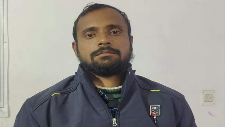 Kanpur: - Kanpur: कंप्यूटर के सामने अभ्यर्थी और रिमोट मोड पर घर से परीक्षा देता रहा साथी