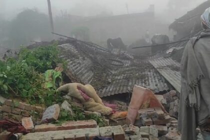 लखीमपुर - लखीमपुर खीरी: पिलर टूटने से टीनशेड सहित दीवार ढही, महिला की मौत; बुजुर्ग दंपति और दो मासूम दबकर घायल