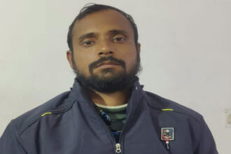 Kanpur: - Kanpur: कंप्यूटर के सामने अभ्यर्थी और रिमोट मोड पर घर से परीक्षा देता रहा साथी