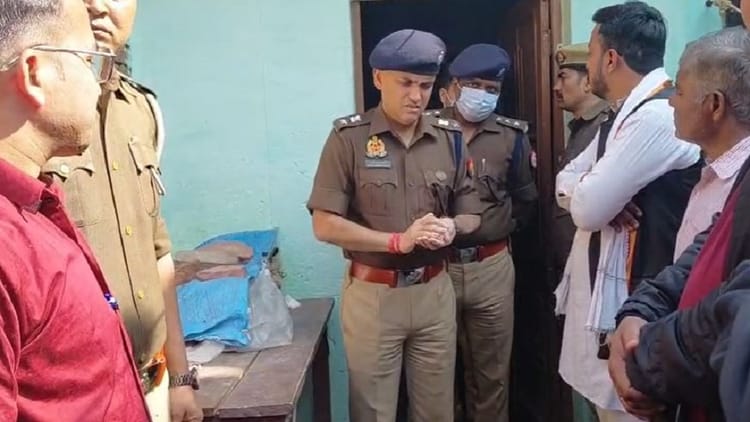 Aligarh - Aligarh News: ससुराल में हुआ अपमान, पत्नी की हत्या कर पति ने दी जान, पोस्टमार्टम को भेजे दोनों शव