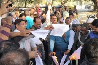 यूपी: - यूपी: टीईटी अनिवार्यता को लेकर आंदोलन की राह में प्रदेश के शिक्षक, बजट के बाद बढ़ी नाराजगी; दी ये चेतावनी