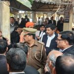 UP: लखनऊ, - UP: लखनऊ, अयोध्या व काशी समेत 19 कचहरी को बम से उड़ाने की धमकी, अलर्ट जारी कर खाली कराया गया परिसर