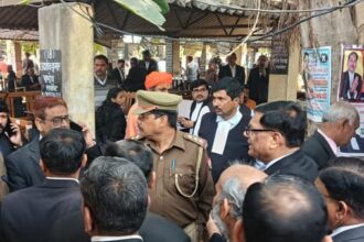 UP: लखनऊ, - UP: लखनऊ, अयोध्या व काशी समेत 19 कचहरी को बम से उड़ाने की धमकी, अलर्ट जारी कर खाली कराया गया परिसर