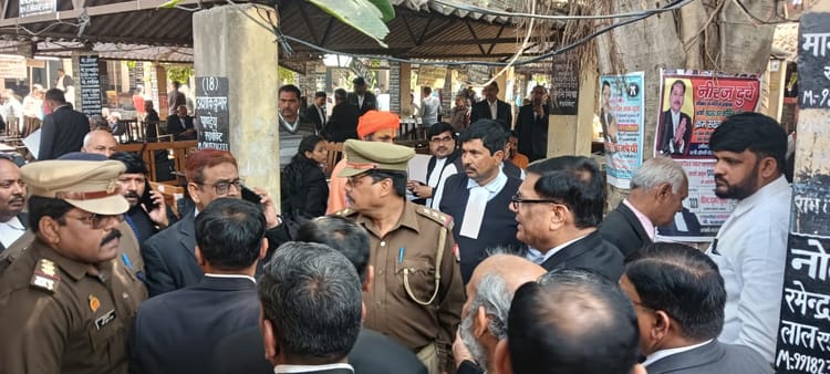 UP: लखनऊ, - UP: लखनऊ, अयोध्या व काशी समेत 19 कचहरी को बम से उड़ाने की धमकी, अलर्ट जारी कर खाली कराया गया परिसर