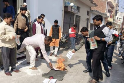 Lakhimpur - Lakhimpur Kheri News: जुमे की नमाज के बाद प्रदर्शन, पाकिस्तान का फूंका पुतला