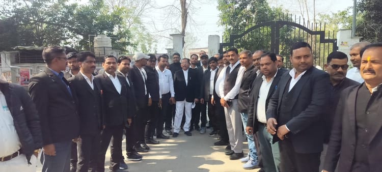 Lakhimpur - Lakhimpur Kheri News: रामपुर में अधिवक्ता की हत्या के विरोध में प्रदर्शन