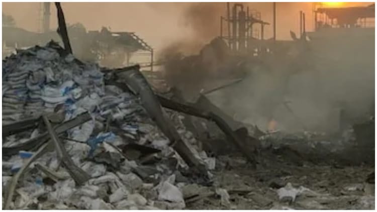 Telangana - Telangana Fire Accident: येल्लागिरी में एक कंपनी में लगी भीषण आग, फटे दो रिएक्टर