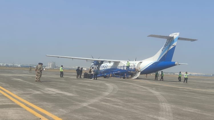 IndiGo: - IndiGo: इंडिगो फ्लाइट को बम से उड़ाने की धमकी, टॉयलेट में मिला लेटर, कोलकाता एयरपोर्ट पर सुरक्षा अलर्ट