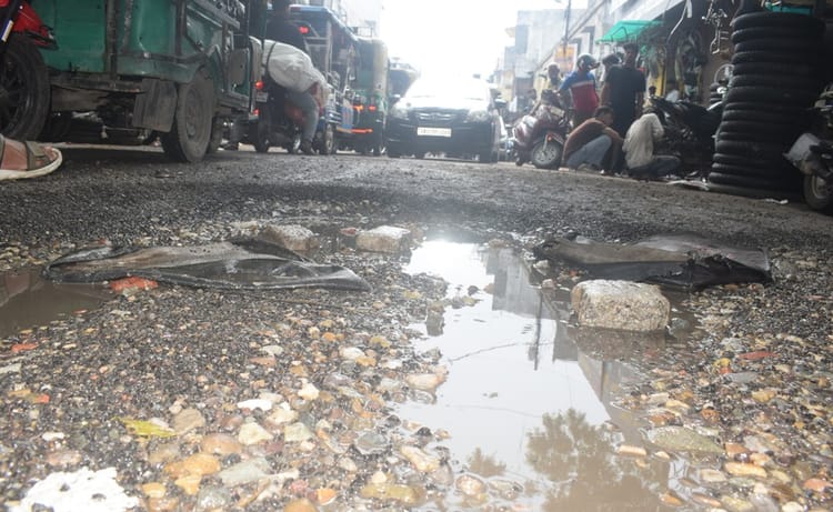 Parliament: - Parliament: 'पांच साल में गड्ढों से होने वाली मौतों में 53 फीसदी का इजाफा', सरकार ने संसद को दी जानकारी