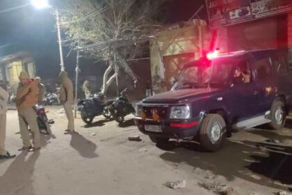 Amroha: - Amroha: कांवड़ियों के जत्थे पर पथराव, चार नामजद समेत 29 पर प्राथमिकी, कोतवाली में हंगामे के बाद तीन गिरफ्तार