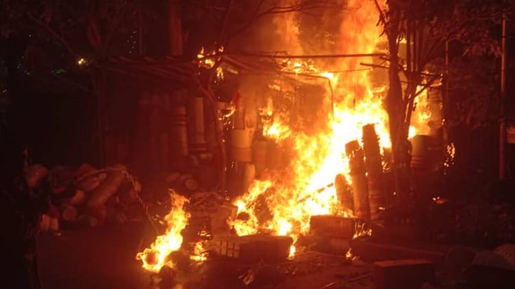 Lucknow - Lucknow News: मोती महल लॉन के पास गमले की दुकान में लगी आग, दमकलकर्मियों ने पाया काबू