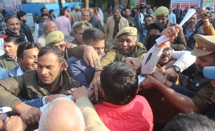 यूपी: - यूपी: टीईटी अनिवार्यता को लेकर आक्रामक होंगे प्रदेश के शिक्षक, मार्च के अंत तक दिल्ली में होगी विशाल रैली