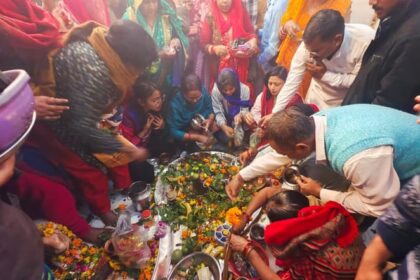 Lakhimpur - Lakhimpur Kheri News: द्वादश ज्योतिर्लिंगों के अभिषेक के लिए उमड़ी भक्तों की भीड़
