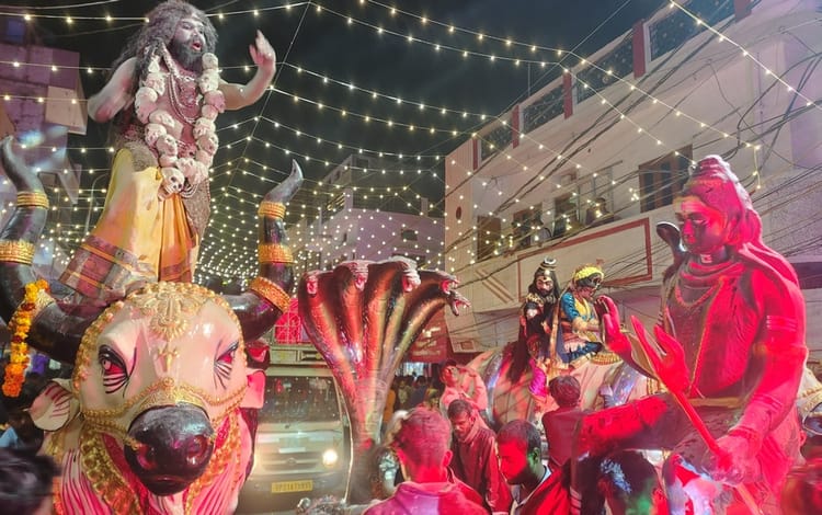 Lakhimpur - Lakhimpur Kheri News: पुष्पवर्षा और घंटानाद के बीच सजी शिव बरात