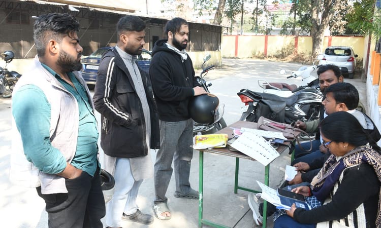 यूपी - यूपी में एसआईआर: तेज होगी नोटिसों की सुनवाई, बढ़ाए गए 3700 एईआरओ; अभी सुने गए हैं महज 26 फीसदी केस