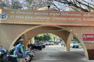 वीआईपी - वीआईपी के फेर में फंसा अस्पताल: नेता-अफसरों के फोन आते ही बदल जाते नियम, बाहर की पर्ची पर करनी पड़ रहीं जांच